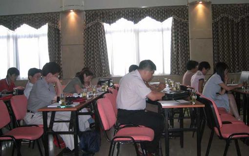 “十一五”中國制造業(yè)信息化技術(shù)及其標準化發(fā)展研討會暨2004年全國工業(yè)自動化系統(tǒng)與集成標準化技術(shù)委員會年會及工業(yè)機器人標準劃分技術(shù)委員會換屆會，各參會人員聽取演講人員的報告，吸取經(jīng)驗